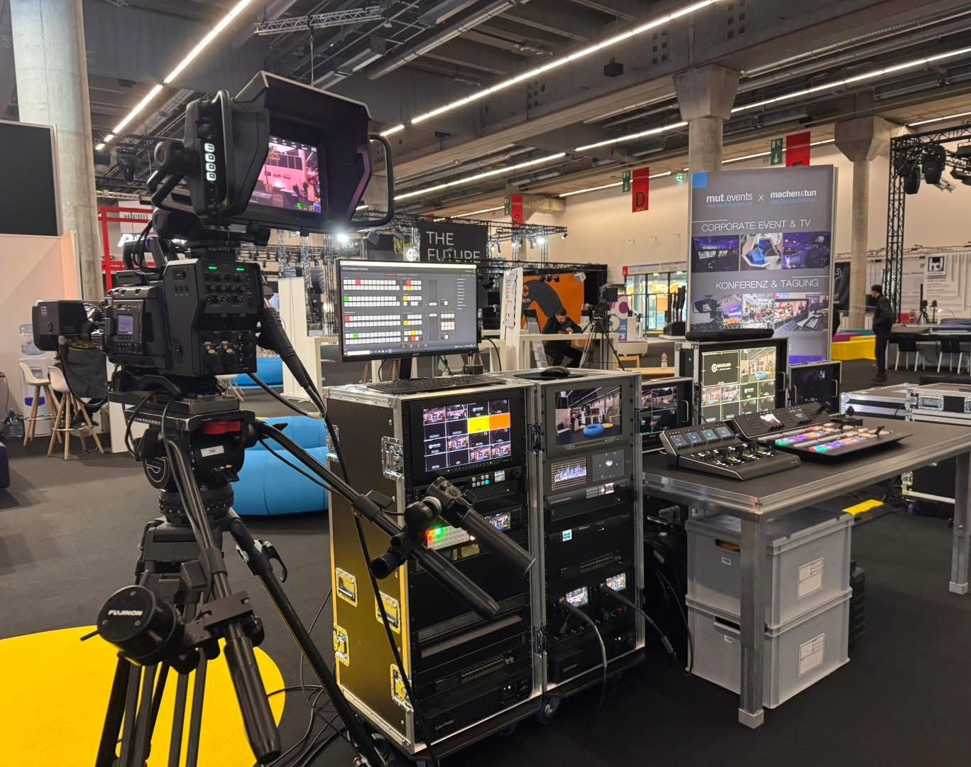 Bildregie mit Blick auf die Bühne während einer Live-Produktion